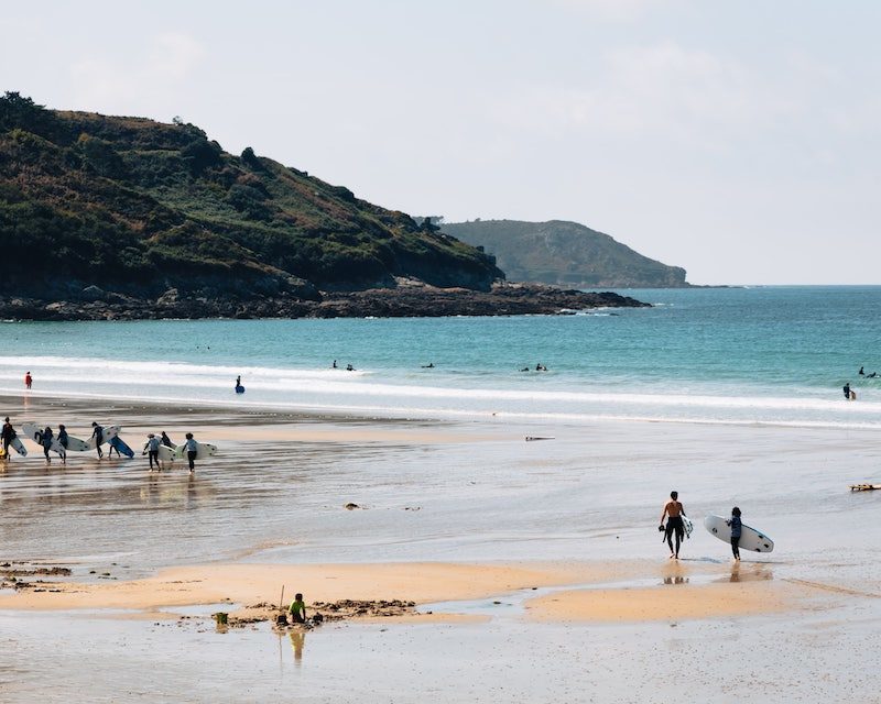 Groupe de surfeurs sur une plage à Locquirec