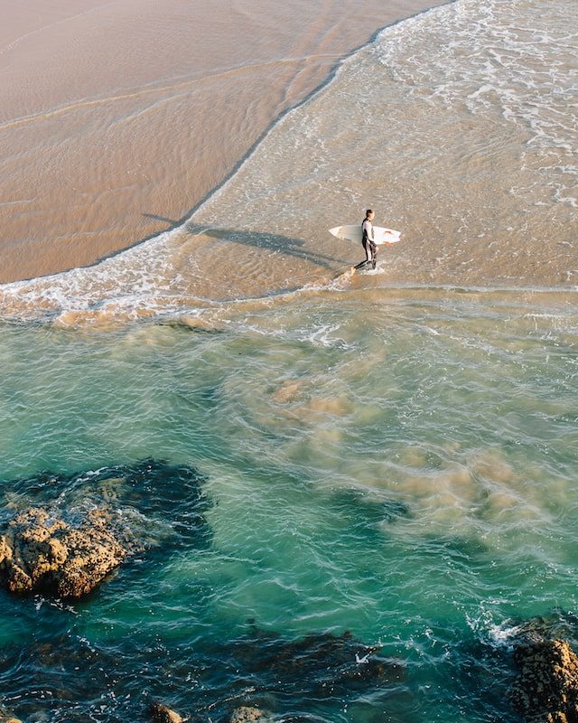 Un surfer vu du ciel