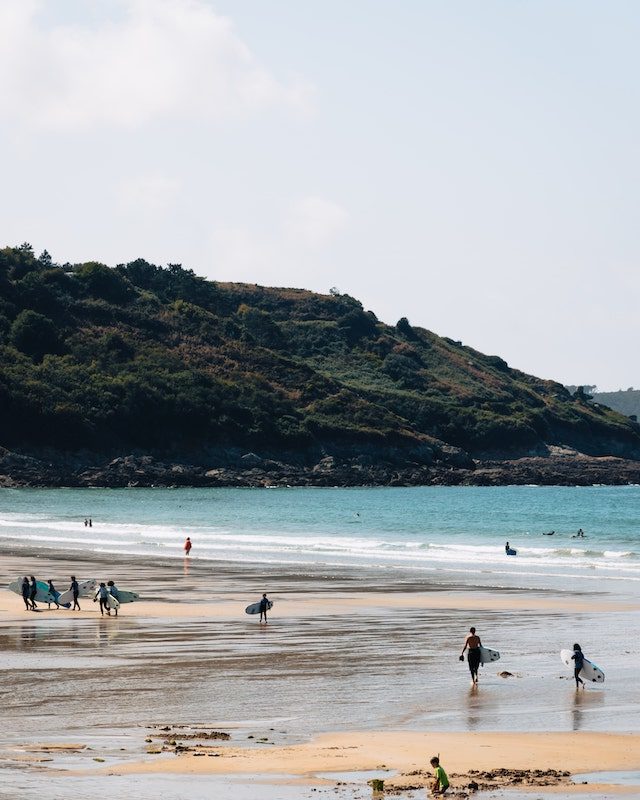 Groupe de surfeurs sur une plage à Locquirec