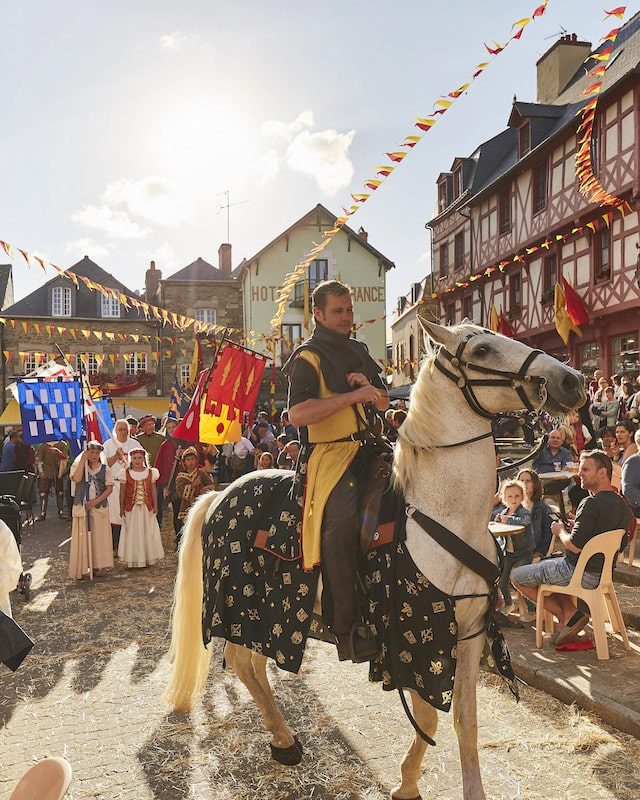 Chevalier sur son cheval au Festival Médiéval de Josselin