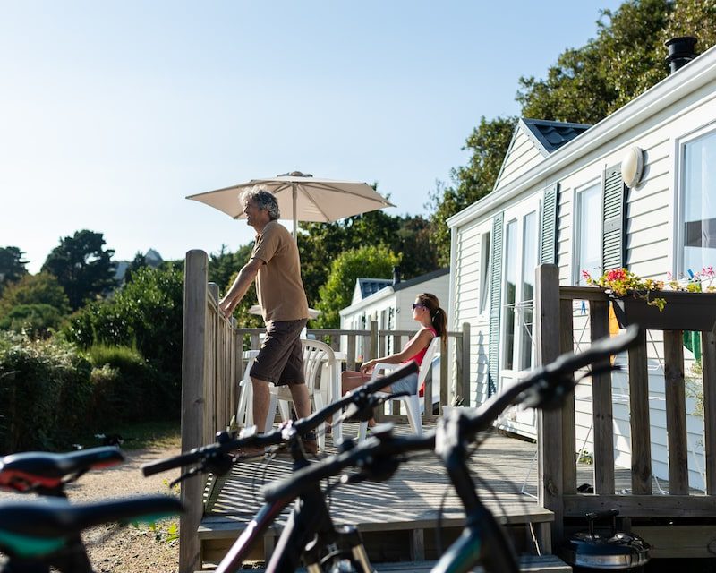 Un couple sur la terrasse de son mobil-home