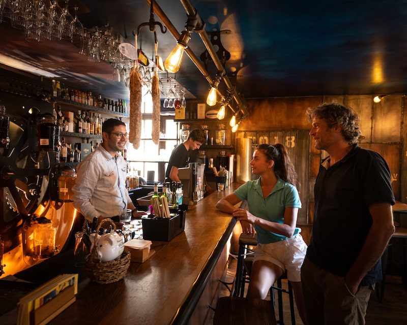 Une discussion au bar