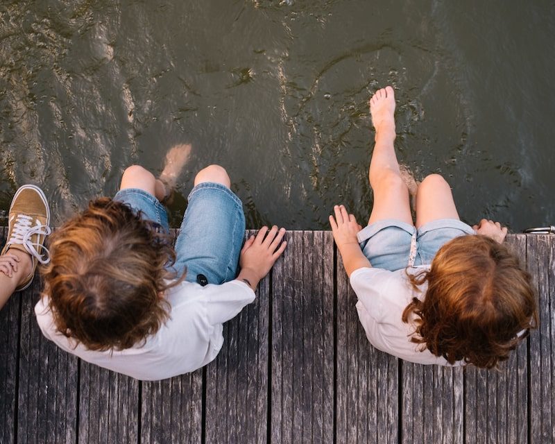 Enfants au bord de l'eau