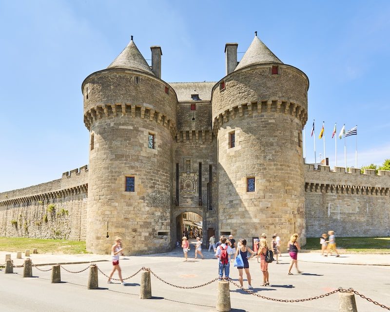 Entrée dans la ville fortifiée de Guérande
