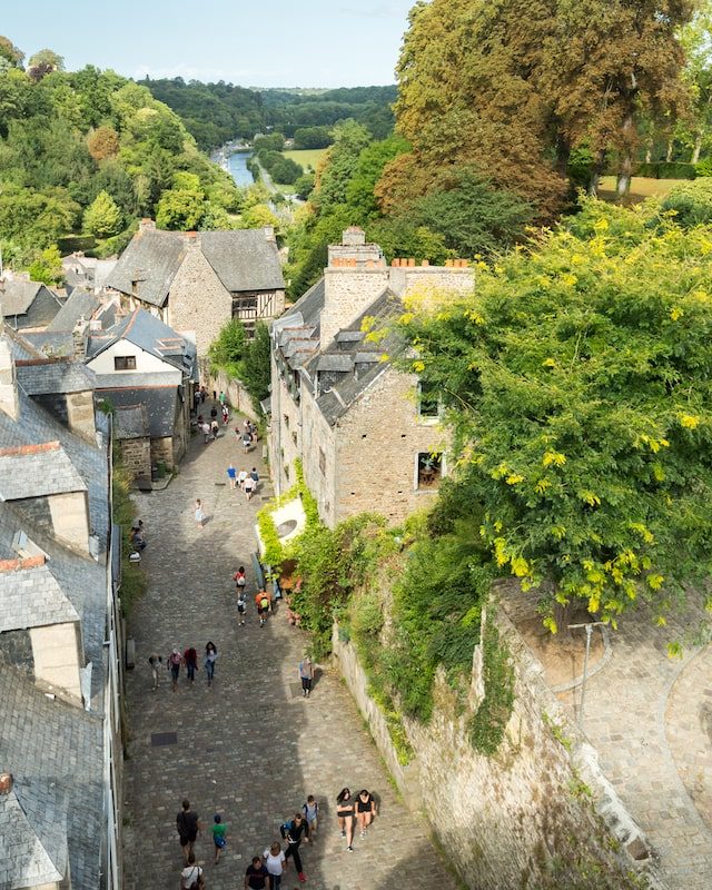 Vue aérienne sur une rue de Dinan