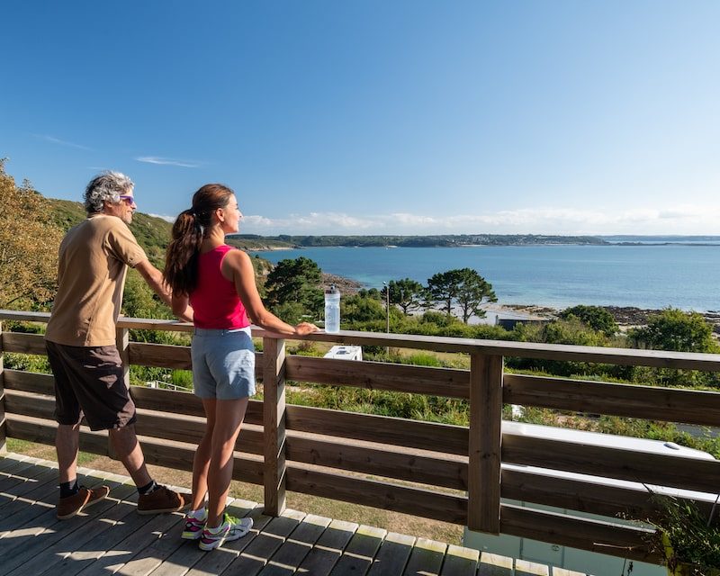Un couple qui observent le paysage