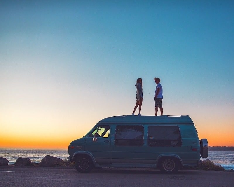 Un couple de vanlifeur sur leur van